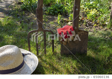 Garden forks and spade and straw sunhat Garden forks and spade and straw sunhat 65060136