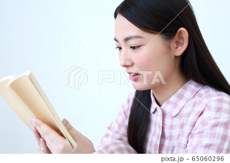 女性の読書イメージ 65060296