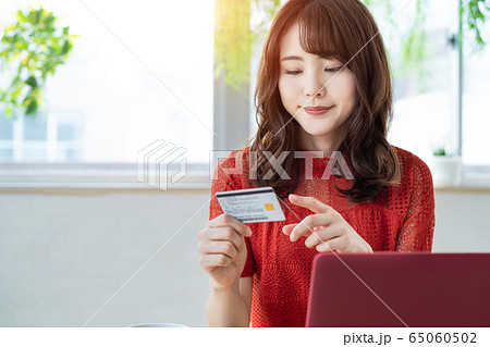 クレジットカードを持つ女性 クレジットカードを持つ女性 65060502