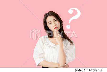 悩む女性 65060512