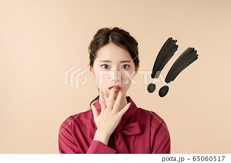 驚く女性 65060517
