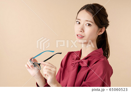 眼鏡を外す女性 65060523