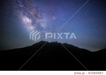 《熊本県 坂梨展望所》坂梨展望所から見る根子岳と夏の天の川 65060967