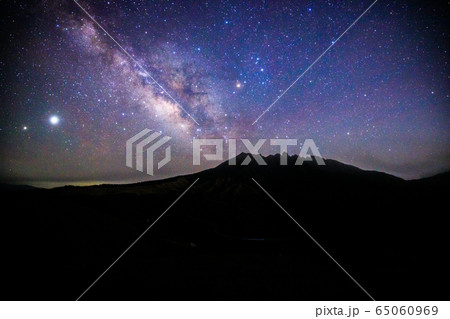 《熊本県 坂梨展望所》坂梨展望所から見る根子岳と夏の天の川 《熊本県 坂梨展望所》坂梨展望所から見る根子岳と夏の天の川 65060969