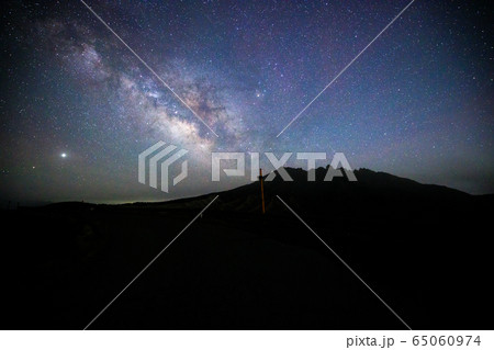 《熊本県 坂梨展望所》坂梨展望所から見る根子岳と夏の天の川 65060974