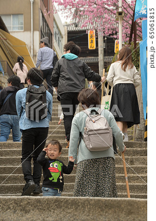 金刀比羅宮の石段を登る男の子 金刀比羅宮の石段を登る男の子 65061815