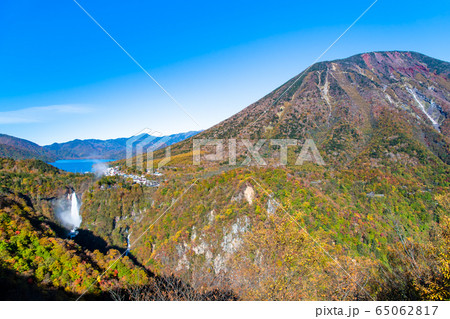 栃木県 日光市　明智平展望台から眺める中禅寺湖、華厳ノ滝、男体山の秋景色 65062817