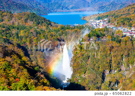 栃木県 日光市　明智平展望台から眺める中禅寺湖と華厳ノ滝の秋景色 65062822