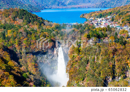 栃木県 日光市　明智平展望台から眺める中禅寺湖と華厳ノ滝の秋景色 65062832