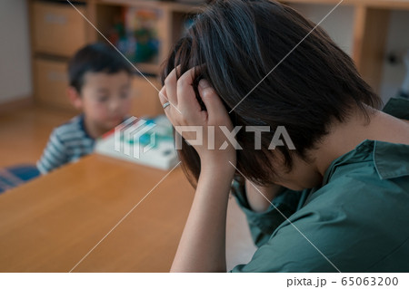 頭を抱える主婦 頭を抱える主婦 65063200