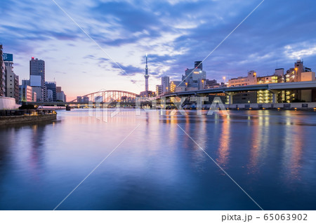 4月東京都隅田川スカイツリー朝焼け 65063902
