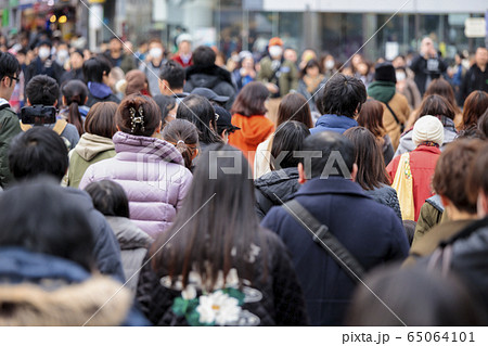 人が密集する渋谷スクランブル交差点 人が密集する渋谷スクランブル交差点 65064101