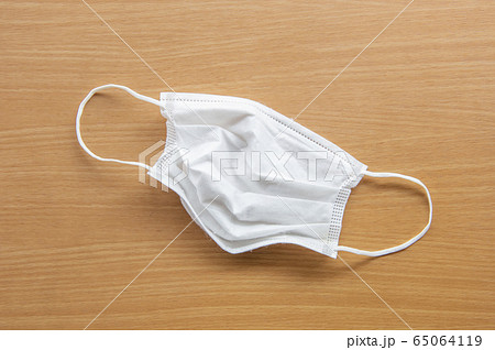 【マスク不足】何回も使われてボロボロになって捨てられたマスク 65064119