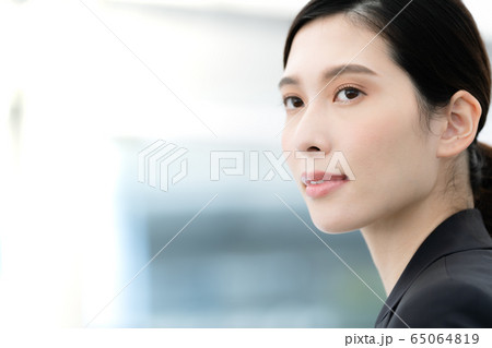 女性　ビジネス　ポートレート 65064819