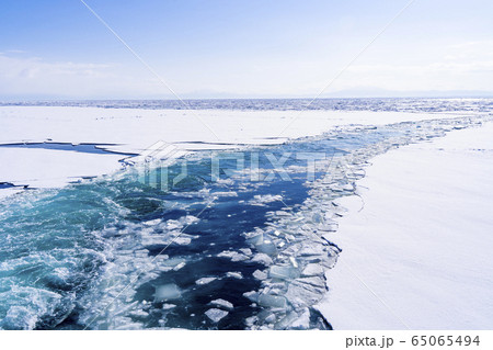 流氷船からオホーツク海の流氷群 流氷船からオホーツク海の流氷群 65065494