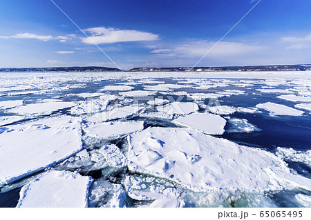 流氷船からオホーツク海の流氷群 65065495