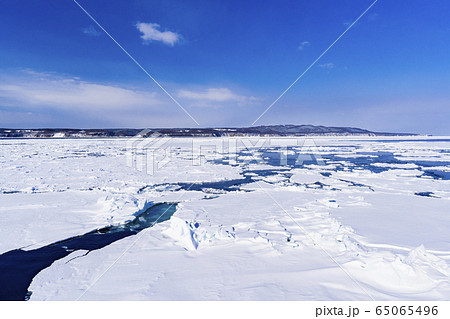 流氷船からオホーツク海の流氷群 65065496