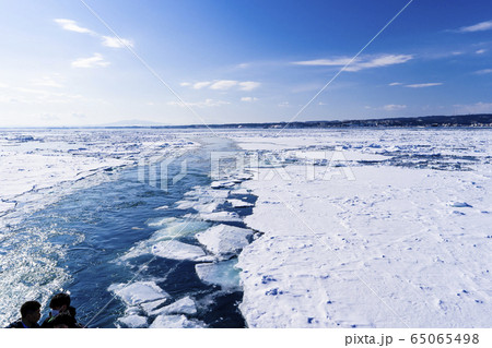 流氷船からオホーツク海の流氷群 流氷船からオホーツク海の流氷群 65065498
