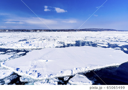 流氷船からオホーツク海の流氷群 流氷船からオホーツク海の流氷群 65065499