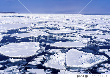 流氷船からオホーツク海の流氷群 65065503