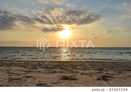 ギリトラワンガン島・夕陽 ギリトラワンガン島・夕陽 65065594