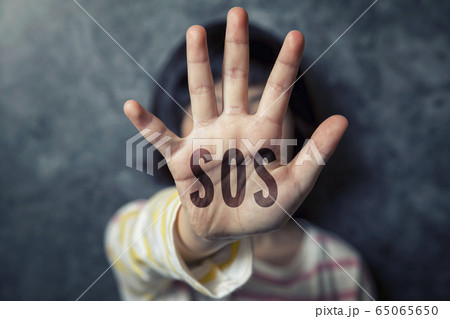 SOSを求めている子供　いじめ、虐待イメージ 65065650