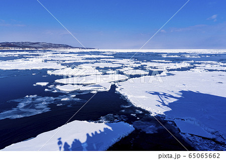 砕氷船からオホーツク海の流氷原 砕氷船からオホーツク海の流氷原 65065662
