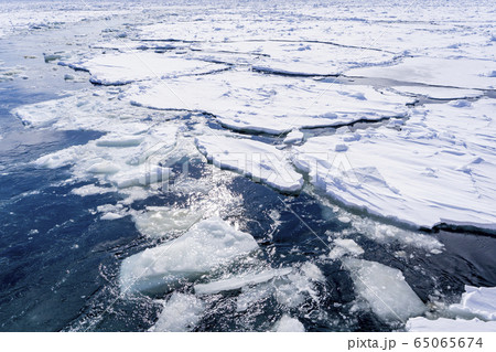 砕氷船からオホーツク海の流氷原 砕氷船からオホーツク海の流氷原 65065674