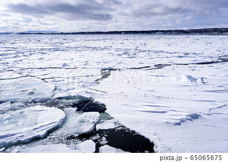 砕氷船からオホーツク海の流氷原 65065675