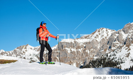 A woman comes to the mountain alone 65065955