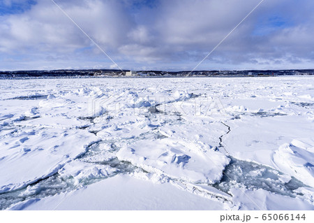 流氷船からオホーツク海の流氷 65066144