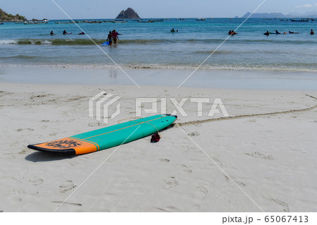 ロンボク島・ビーチ・サーフボード 65067413