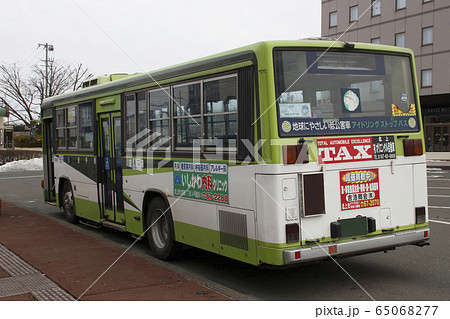 北上駅前に停車中の岩手県交通バス（元国際興業バス／リフト車） 65068277