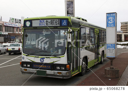 北上駅前に停車中の岩手県交通バス(元国際興業バス/リフト車) 北上駅前に停車中の岩手県交通バス(元国際興業バス/リフト車) 65068278