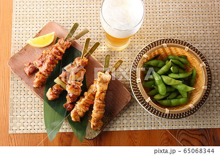焼き鳥　枝豆　ビール 65068344