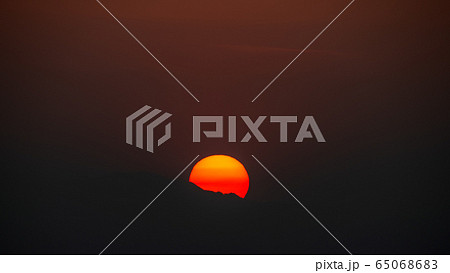 日本の都市景観　コロナ・沈む太陽・新型肺炎（日本の落日）＝5月1日・専門家会議「長丁場の覚悟必要」 65068683