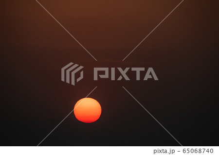 日本の都市景観　コロナ・沈む太陽・新型肺炎（日本の落日）＝5月1日・専門家会議「長丁場の覚悟必要」 65068740