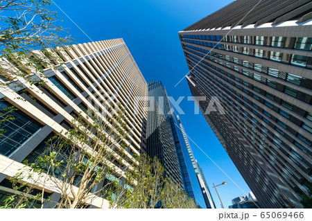 日本の東京都市景観  大手町・摩天楼（大手町ワンなど）を望む 65069466