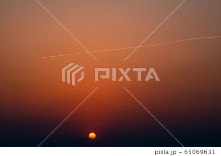 日本の都市景観　沈む太陽と長い飛行機雲・新型肺炎・日本の落日＝5月1日・専門家会議、長丁場の覚悟必要 65069631