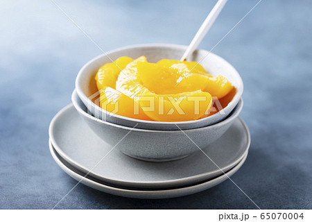 Sweet canned peaches 65070004