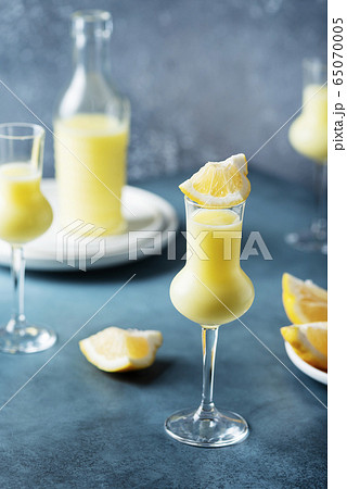 Italian liquor with lemons and cream 65070005
