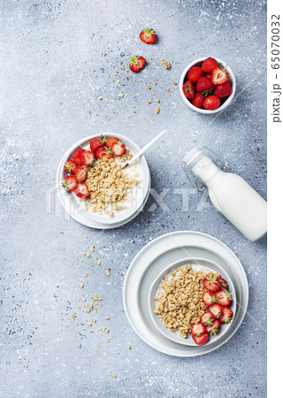 healthy breakfast with granola 65070032