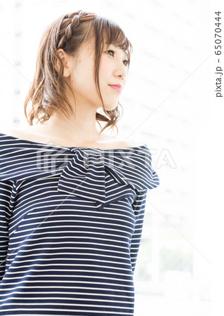 オフショルダーの女性 オフショルダーの女性 65070444