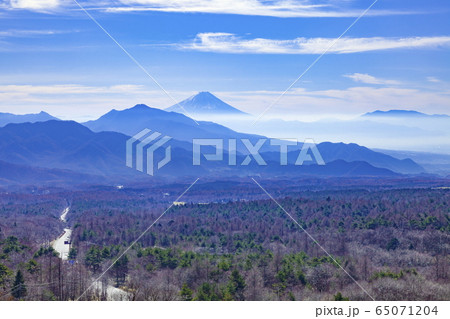 美し森から眺める富士山と金ヶ岳、山梨県北杜市清里にて 美し森から眺める富士山と金ヶ岳、山梨県北杜市清里にて 65071204