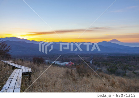 夜明けの富士山と秩父山地、山梨県北杜市清里美し森山にて 夜明けの富士山と秩父山地、山梨県北杜市清里美し森山にて 65071215