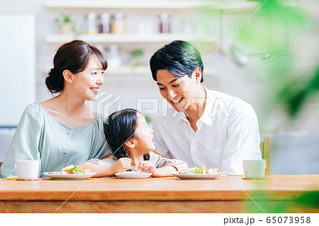 ファミリー　若い 65073958