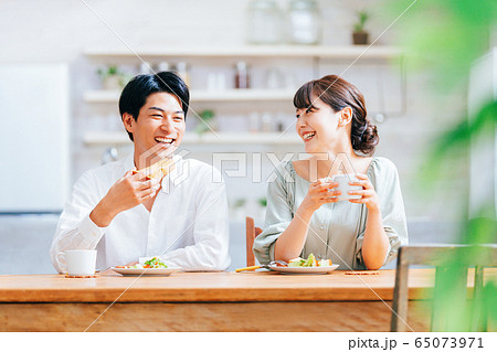 男女 食事 若い 男女 食事 若い 65073971