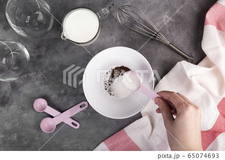 Cooking popular Korean Dalgon coffee step by step. 65074693