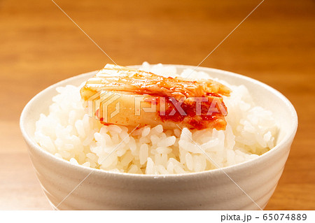 ごはんにのせられた白菜キムチ。 65074889
