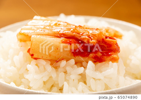 ごはんにのせられた白菜キムチ。 65074890